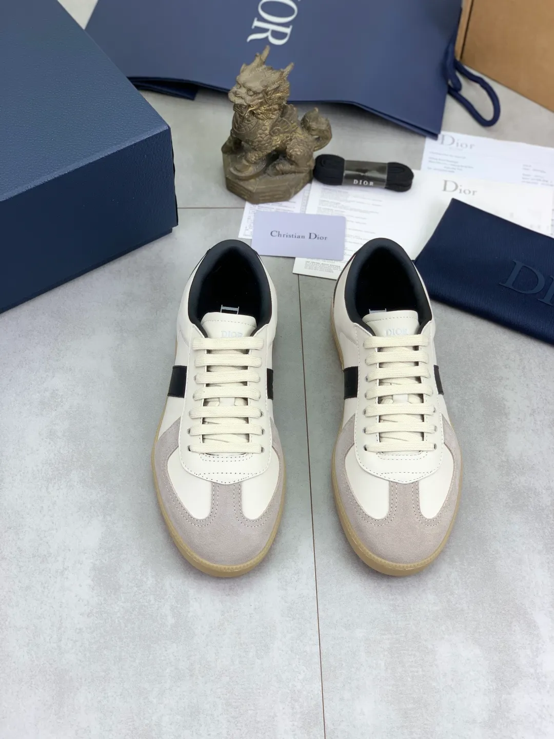 Men's men's shoes 💰P542 New Dior B01 top version of moral training shoes! ! ! White first-layer cowhide, fully oiled upper, original TPU molded outsole. New to the Fall 2025 collection, this sneaker marks the return of Dior’s classic style, reinterpreted in a stylish and elegant silhouette. Crafted from white smooth first-grain cowhide with a tonal silk sheepskin lining, it features the Dior logo on the tongue and inner sides, and a CD icon on the heel. Paired with Tpu anti-slip soles of the same color, it can be matched with various styles to create a sophisticated look.  Code number: 39-45 Complete package with airplane box